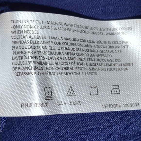 ⭐️🆕 Floral Boho Bell Sleeve Navy Top🌺 - Picture 6 of 8